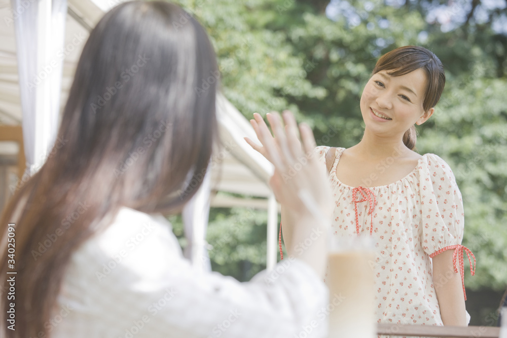 オープンカフェで待ち合わせをしている2人の女性 オープンカフェで待ち合わせをしている2人の女性