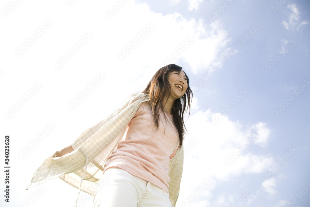 上着を広げている女性 上着を広げている女性
