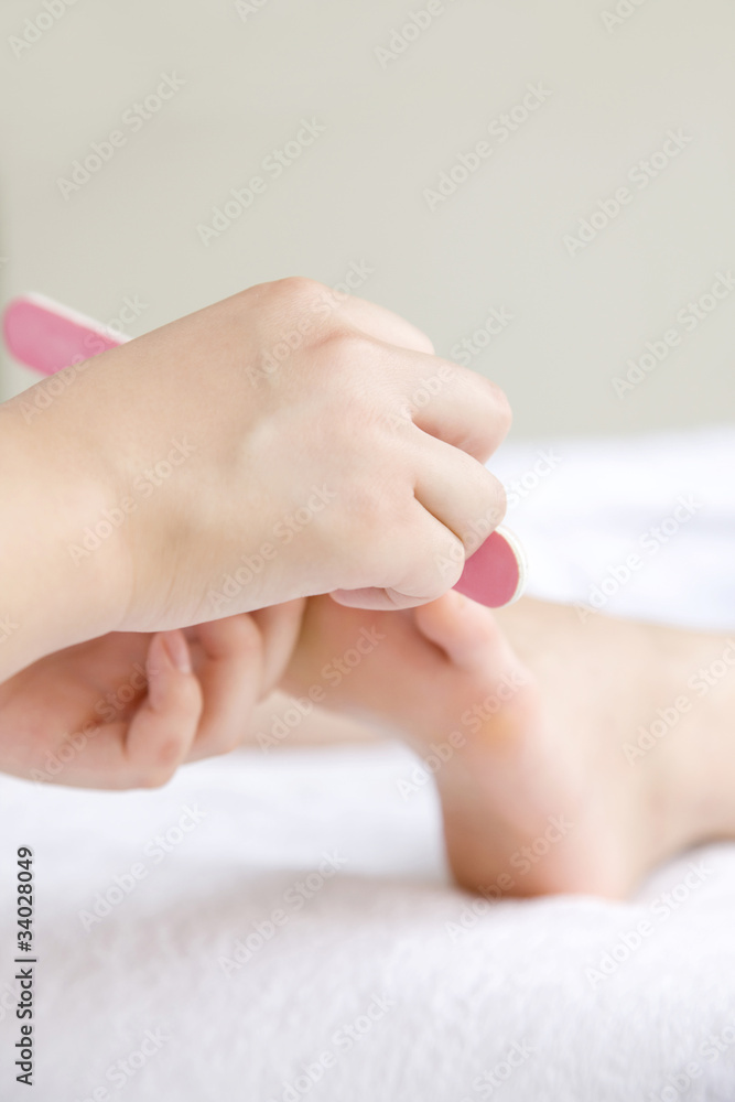 足の爪をキレイにする女性 Stock Photo | Adobe Stock