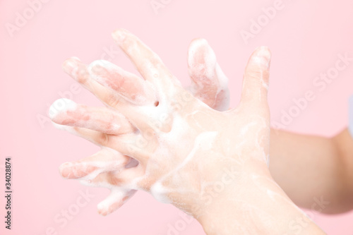 手を洗う女性の手元