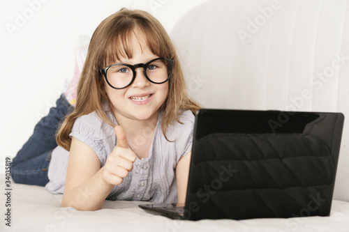Mädchen am laptop