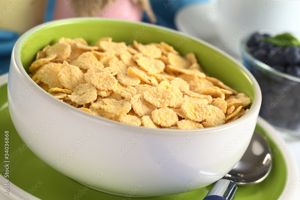 Sweetened corn flakes with yogurt and blueberries Sweetened corn flakes with yogurt and blueberries