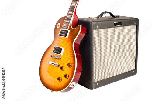 Foto guitar and amplifier (isolated on white)