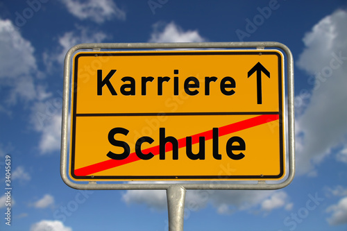 Deutsches Ortsschild Schule Karriere