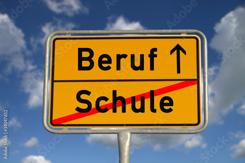 Deutsches Ortsschild Schule Beruf