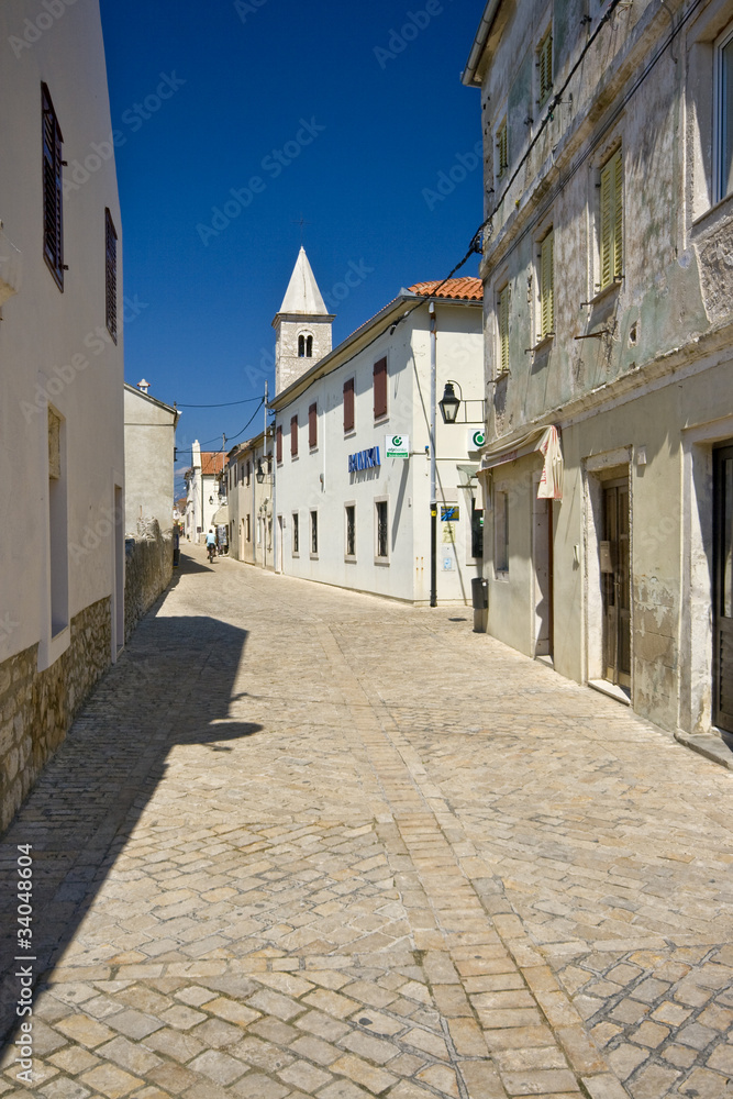 Main street in old Nin