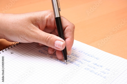 Linke Hand beim Schreiben