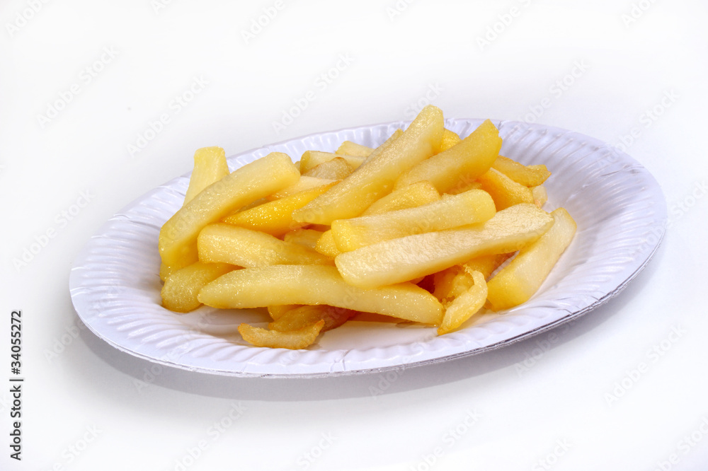 Pommes frites auf einem Pappteller und heller Hintergrund Pommes frites auf einem Pappteller und heller Hintergrund