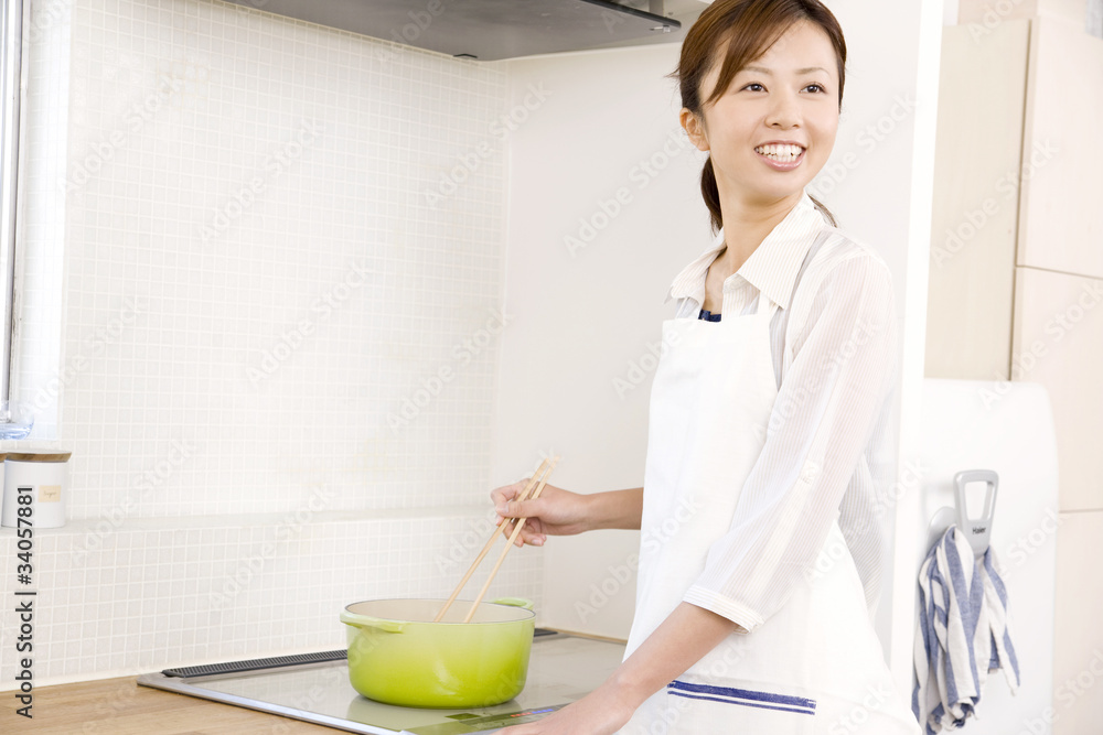 料理をする女性 料理をする女性