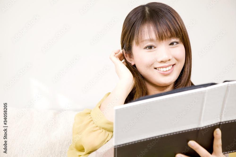 アルバムを見る女性 アルバムを見る女性
