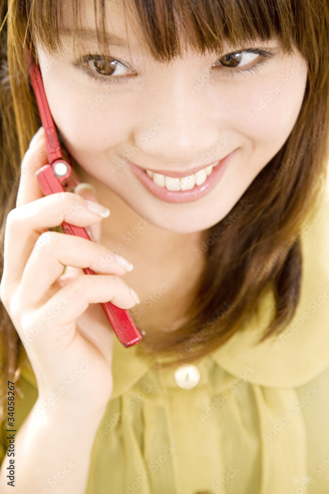 携帯電話で通話する女性 携帯電話で通話する女性