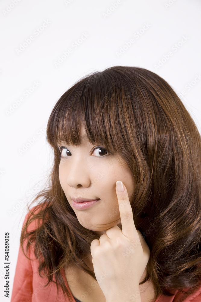 頬に指をあてる女性 頬に指をあてる女性