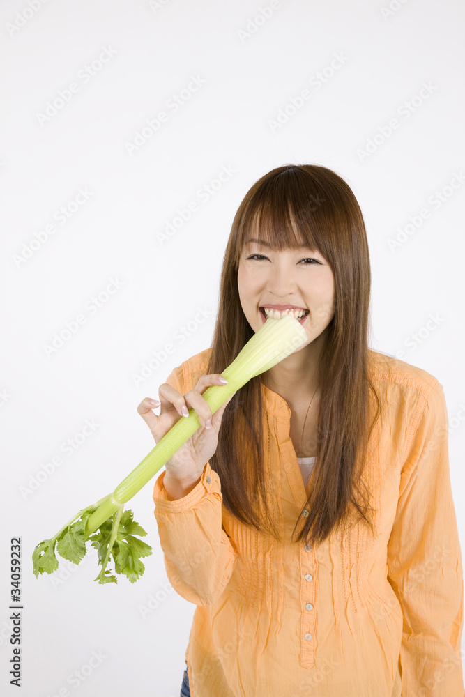 野菜を持った女性