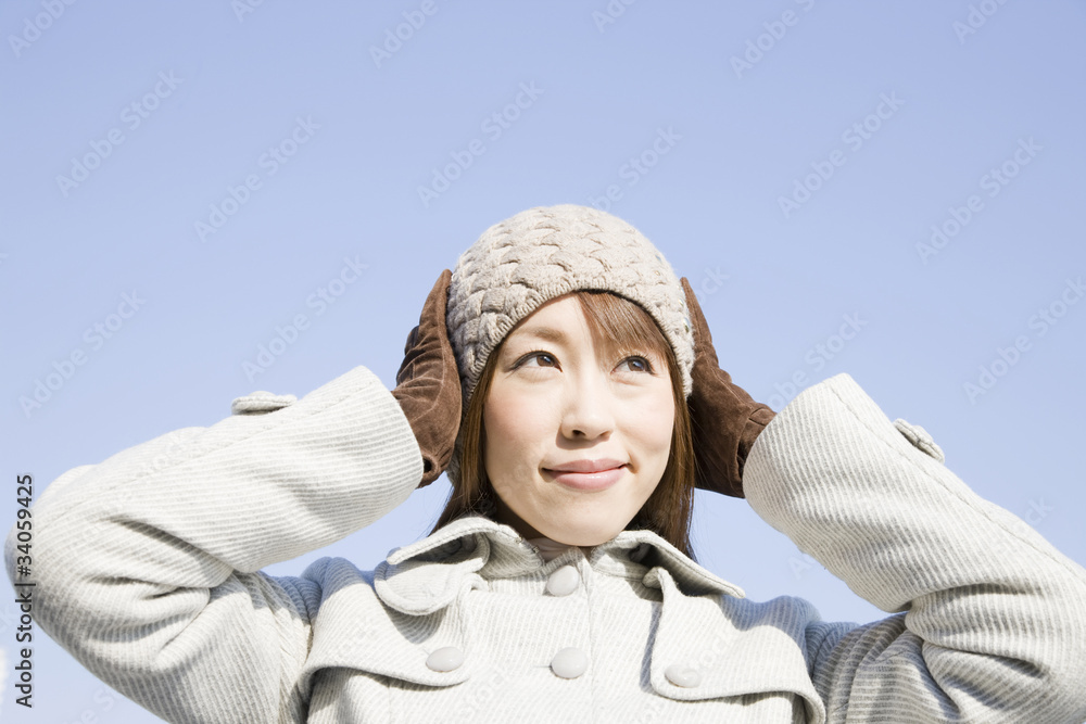 帽子をかぶる女性