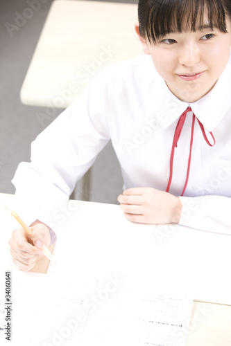 塾で勉強する女子中学生