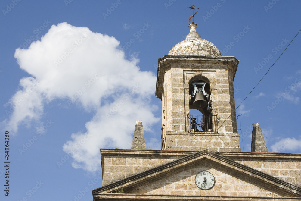 Fototapeta premium Torre de la iglesia de Vélez de Benaudalla y nube