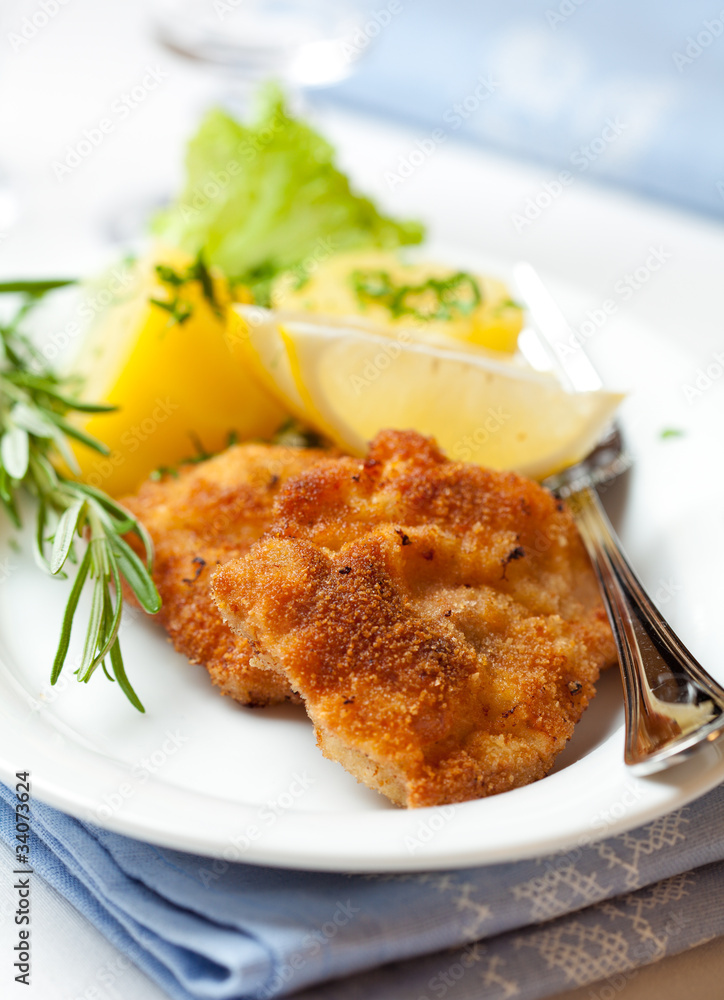 Wiener Schnitzel with potatoes and lemon Wiener Schnitzel with potatoes and lemon