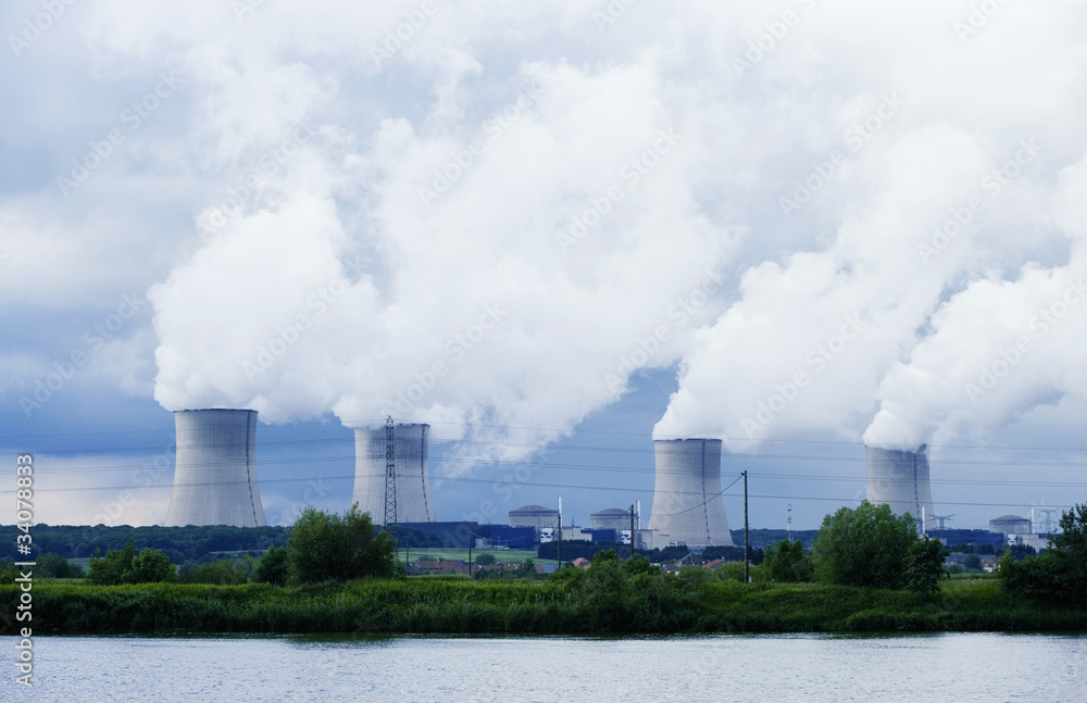 原子力発電所の煙突と煙