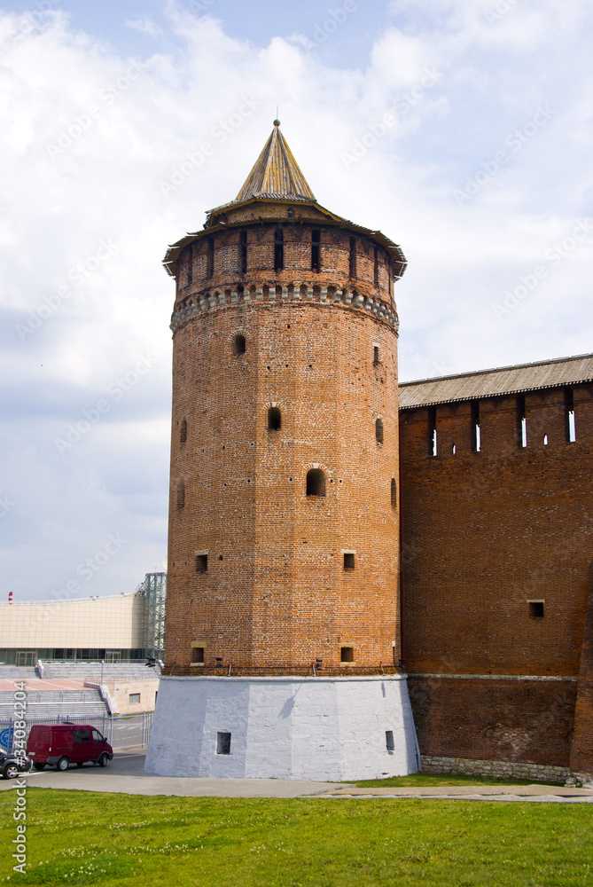 Фрагмент стены и башня Коломенского кремля