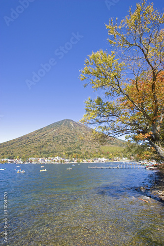 秋の中禅寺湖と男体山 © paylessimages