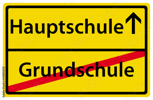 Hauptschule nach der Grundschule Schild Ortsschild photo