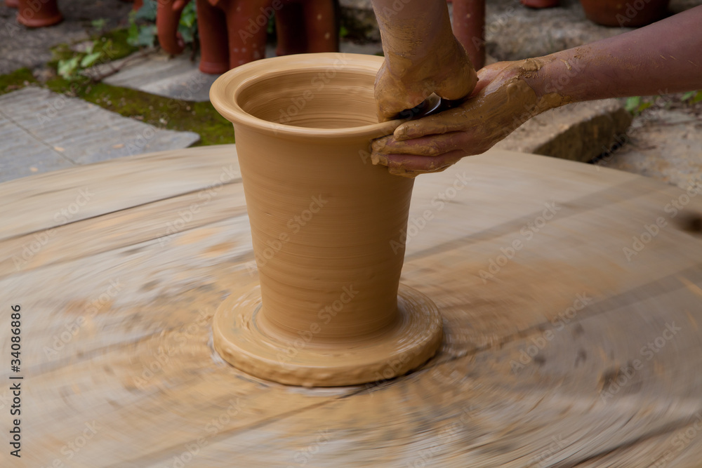 Eine Vase aus Ton formen