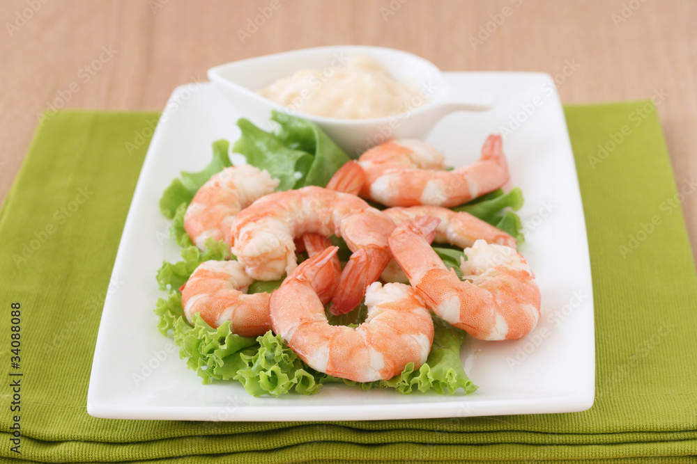 shrimps with lettuce and sauce