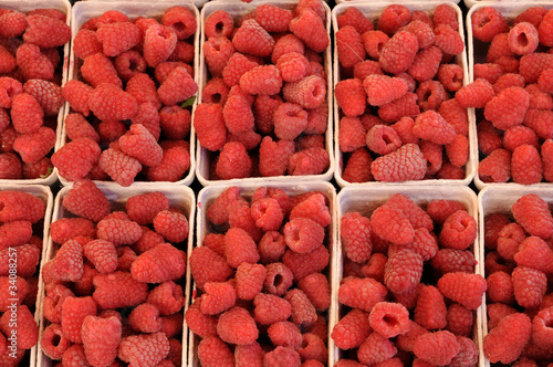 étal de framboises au marché photo