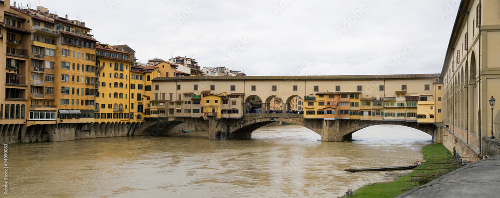 Naklejka premium Rainy Panorama View of Ponte Vecchio and river Arno