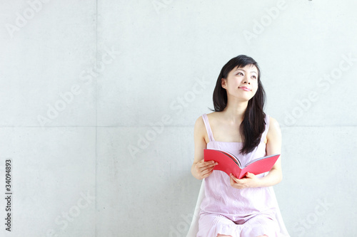 本を読む女性 © blanche