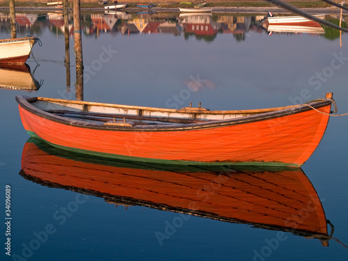 Reflection of a small dinghy dory boat Fototapet