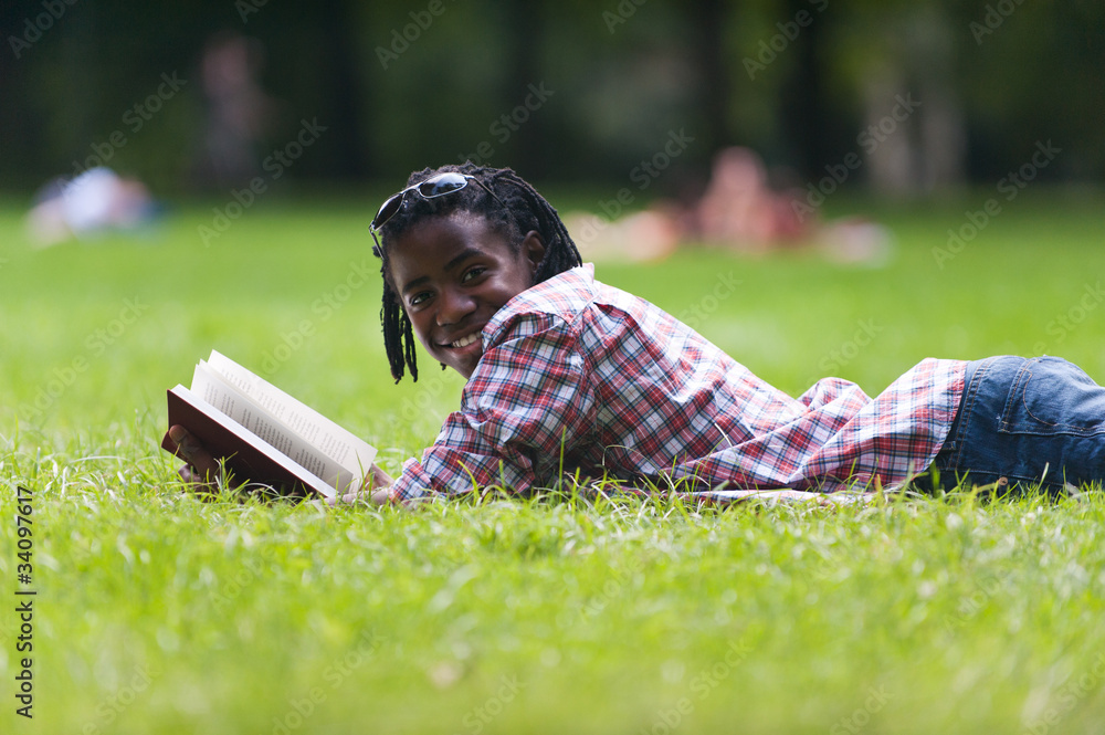 Obraz premium Student liest Buch im Park