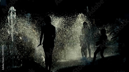 Children bathe in the fountain