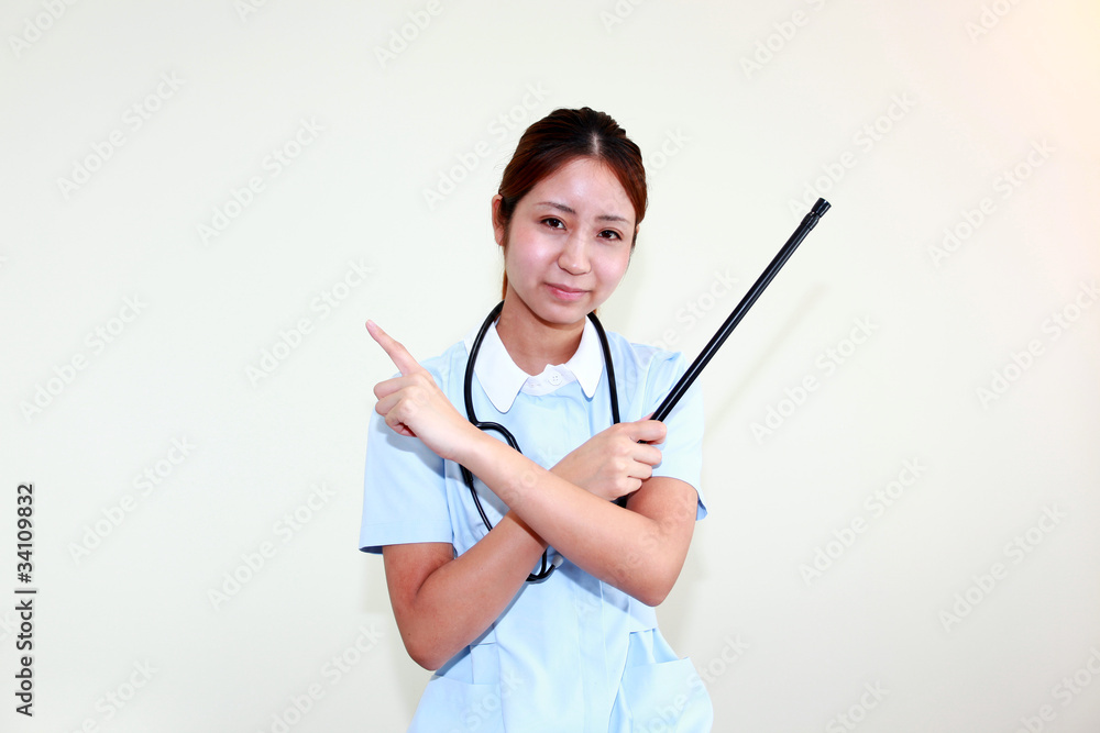 指示棒でNGを出す看護師