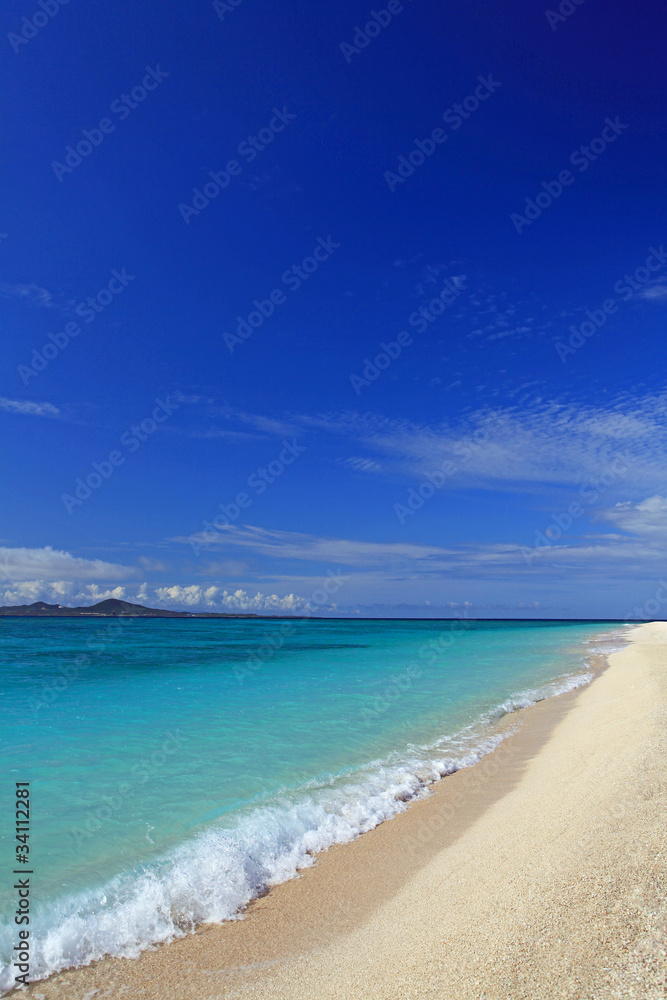 青く澄んだサンゴ礁の海と紺碧の空