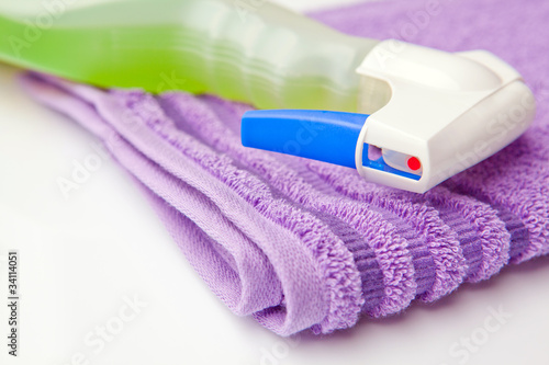 Fotografie detergente con panno viola