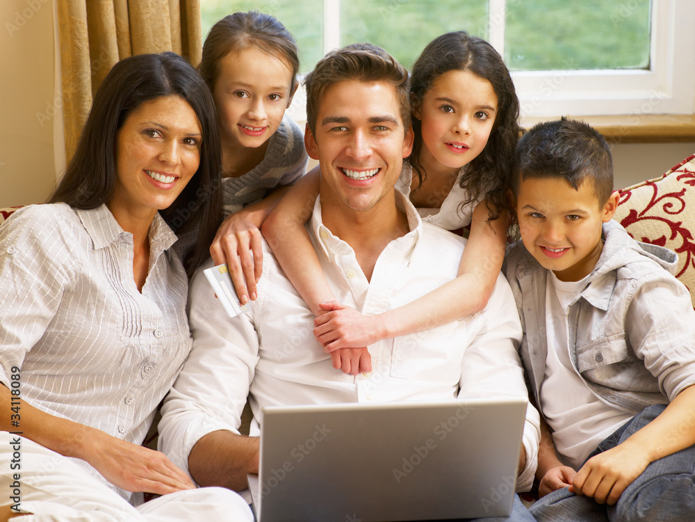 Hispanic family shopping online Hispanic family shopping online