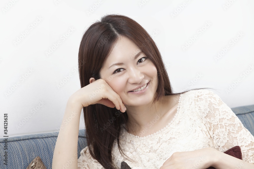 くつろぐ女性 くつろぐ女性