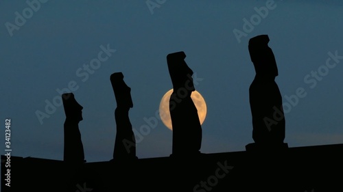 Eastern_islands_moonrise