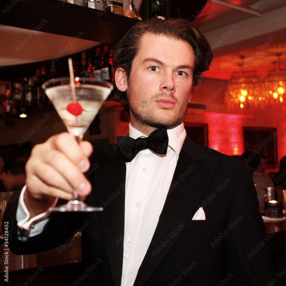 Mann mit cocktail Mann mit cocktail