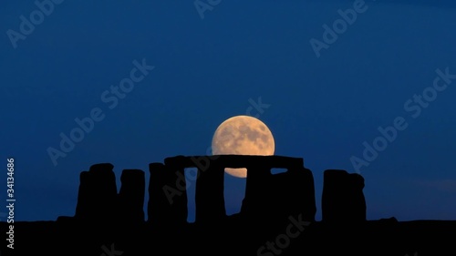 Stonehenge_full_moon