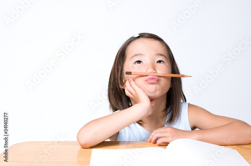 勉強する女の子