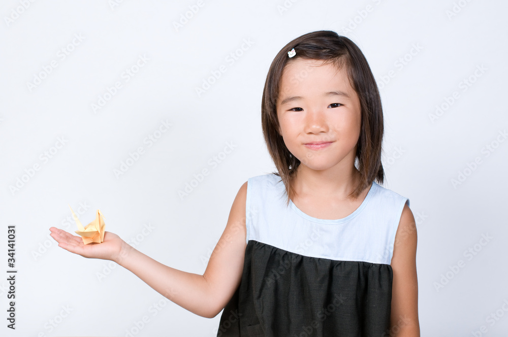 折り鶴を持つ女の子 折り鶴を持つ女の子