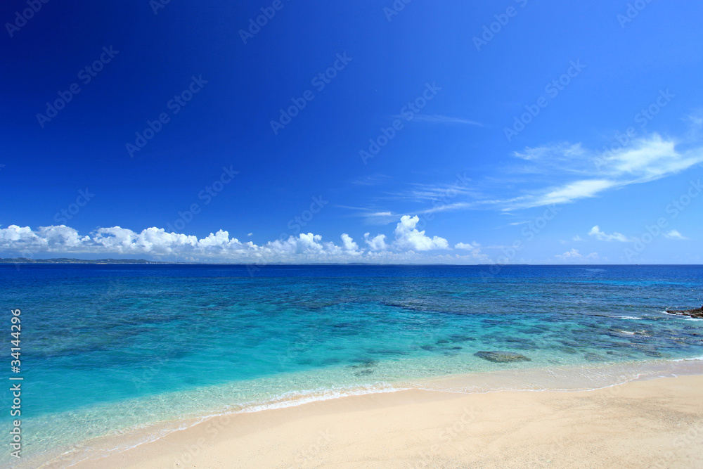 コマカ島の澄んだサンゴ礁の海と青い空