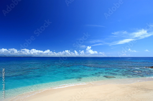 コマカ島の澄んだサンゴ礁の海と青い空
