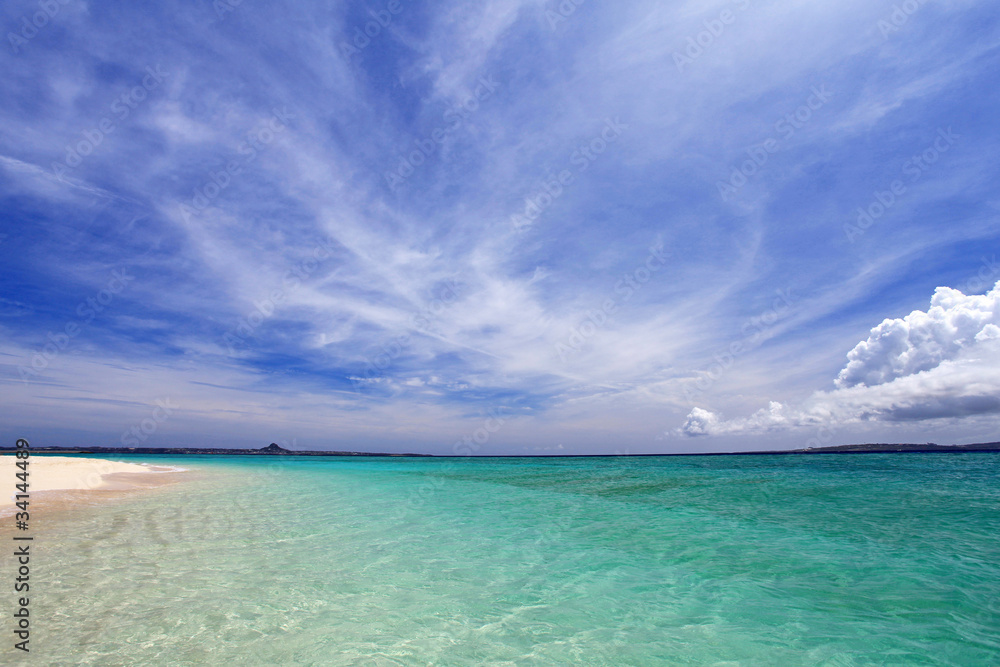 コマカ島の美しい海と白い雲