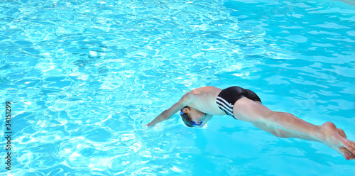 plongeon dans eau de piscine