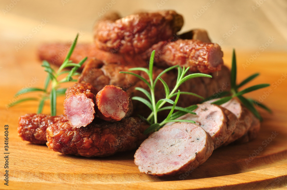Kiełbasa i kabanosy na desce