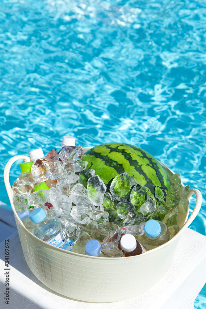プールサイドで冷やすスイカと飲料水 Stock Photo Adobe Stock