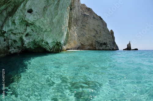 roccia ed acqua trasparente a zakynthos photo